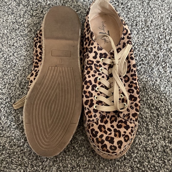 Cheetah tennis shoes - Picture 2 of 2